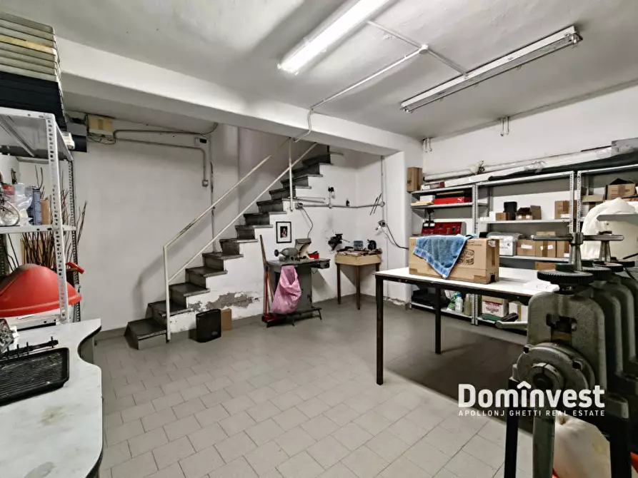 Immagine 11 di Negozio in vendita  in Via Giacinto Pullino a Roma