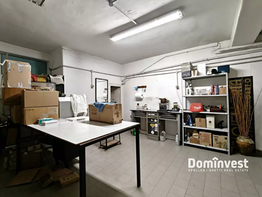 Immagine 12 di Negozio in vendita  in Via Giacinto Pullino a Roma