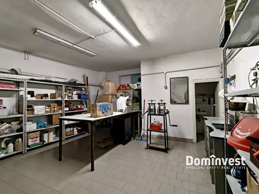 Immagine 13 di Negozio in vendita  in Via Giacinto Pullino a Roma
