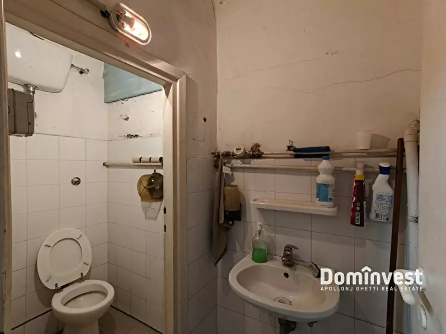 Immagine 16 di Negozio in vendita  in Via Giacinto Pullino a Roma