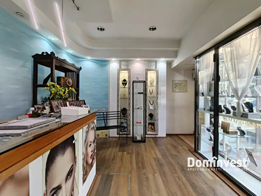 Immagine 17 di Negozio in vendita  in Via Giacinto Pullino a Roma