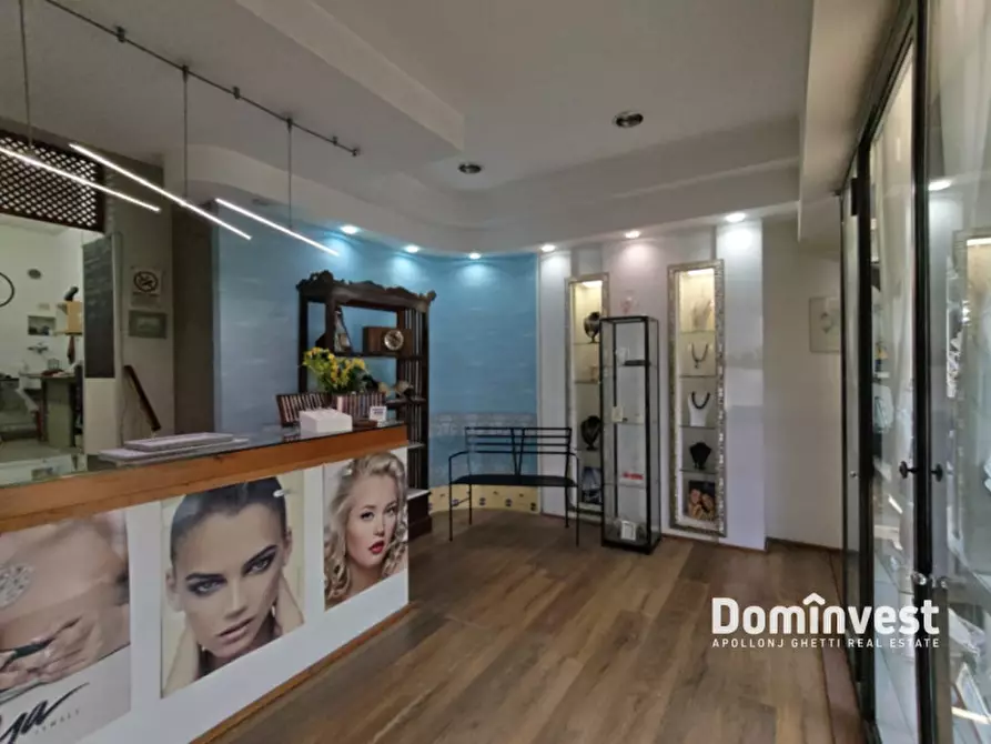 Immagine 21 di Negozio in vendita  in Via Giacinto Pullino a Roma