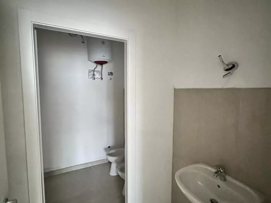 Immagine 15 di Attività commerciale in affitto  a Santarcangelo Di Romagna