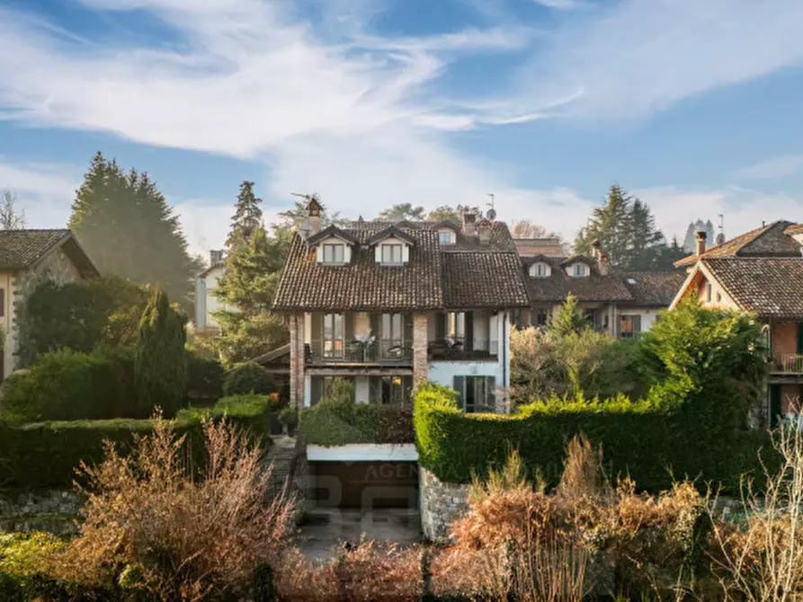 Immagine 1 di Villa in vendita  in Via Grigioni 44 a Arona