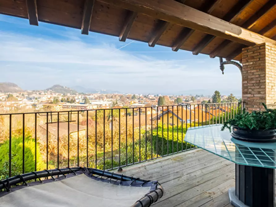 Immagine 10 di Villa in vendita  in Via Grigioni 44 a Arona