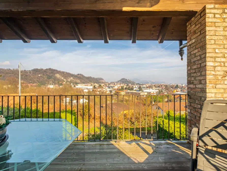 Immagine 11 di Villa in vendita  in Via Grigioni 44 a Arona