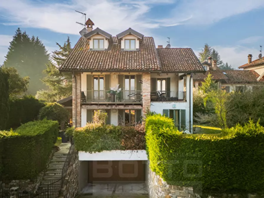 Immagine 20 di Villa in vendita  in Via Grigioni 44 a Arona