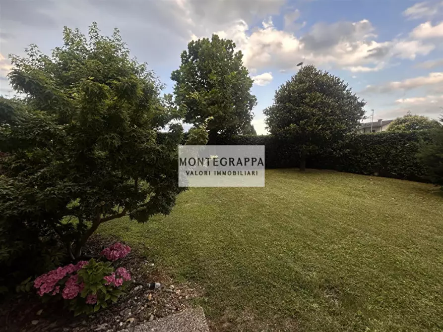 Immagine 1 di Casa trifamiliare in vendita  in Via Ex Internati a Riese Pio x