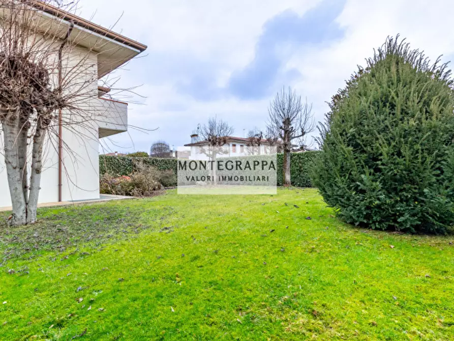 Immagine 1 di Casa trifamiliare in vendita  in Via Ex Internati a Riese Pio x