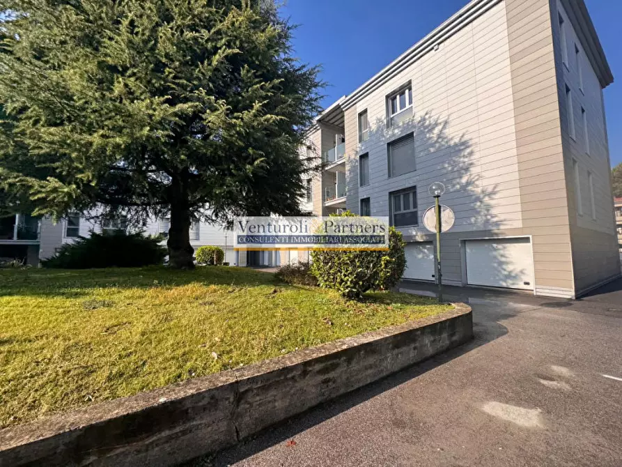 Immagine 1 di Appartamento in vendita  in Via Ugo Foscolo a Desenzano Del Garda