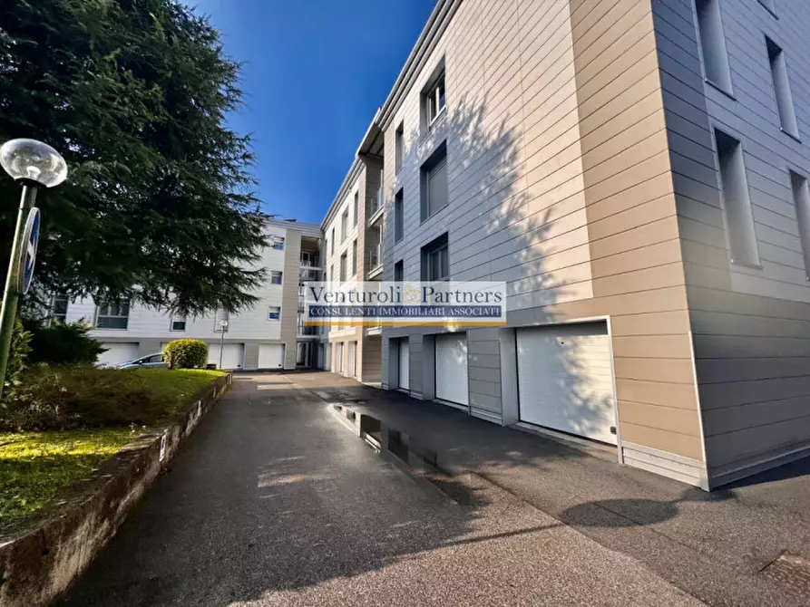 Immagine 3 di Appartamento in vendita  in Via Ugo Foscolo a Desenzano Del Garda