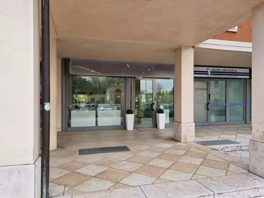 Immagine 1 di Negozio in vendita  in via francesco crispi a Barbarano Mossano
