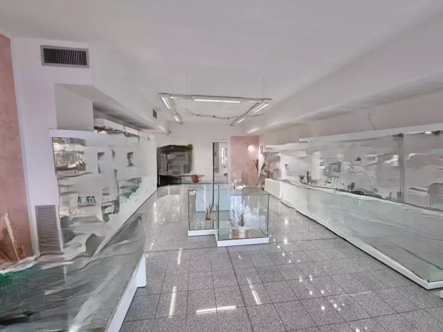 Immagine 2 di Negozio in vendita  in via francesco crispi a Barbarano Mossano