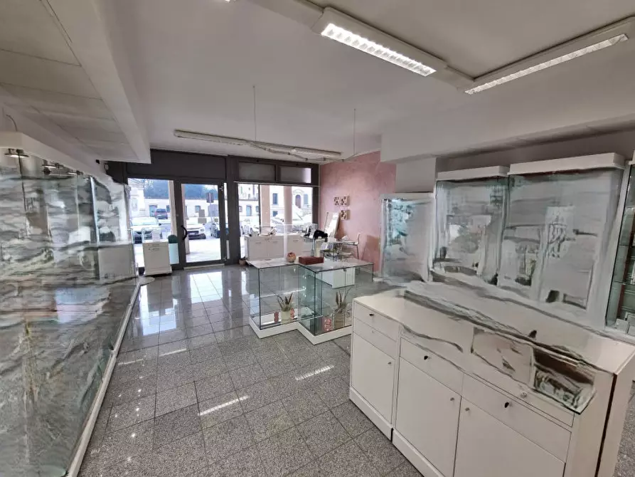 Immagine 3 di Negozio in vendita  in via francesco crispi a Barbarano Mossano