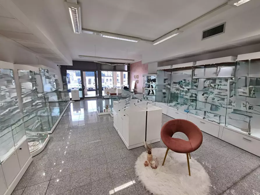 Immagine 4 di Negozio in vendita  in via francesco crispi a Barbarano Mossano