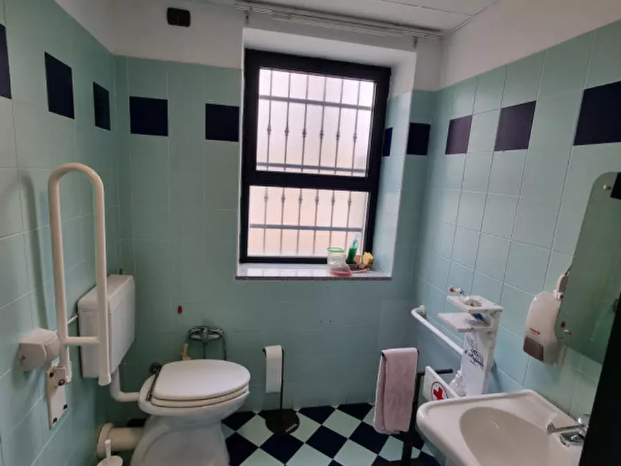 Immagine 5 di Negozio in vendita  in via francesco crispi a Barbarano Mossano