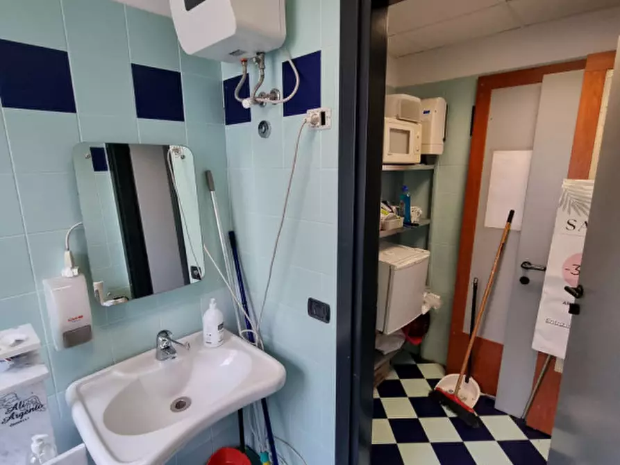 Immagine 6 di Negozio in vendita  in via francesco crispi a Barbarano Mossano