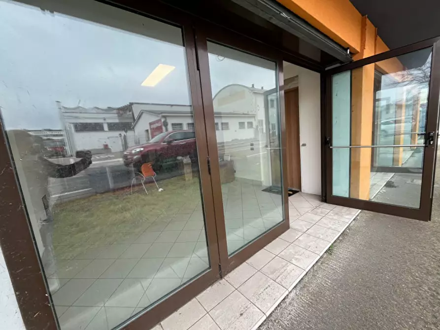 Immagine 2 di Negozio in affitto  in Via Galileo Galilei a Albignasego