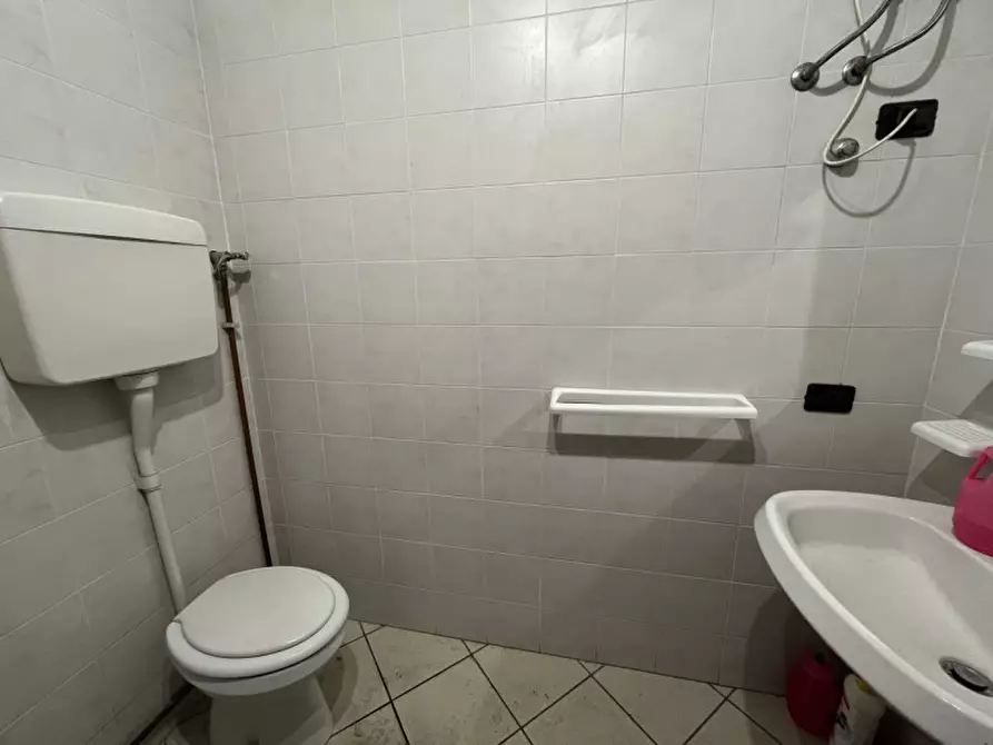 Immagine 7 di Negozio in affitto  in Via Galileo Galilei a Albignasego