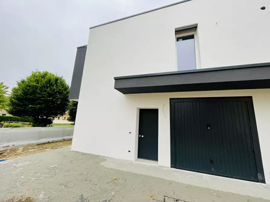 Immagine 1 di Casa trifamiliare in vendita  in Via Dalmazia a Curtarolo