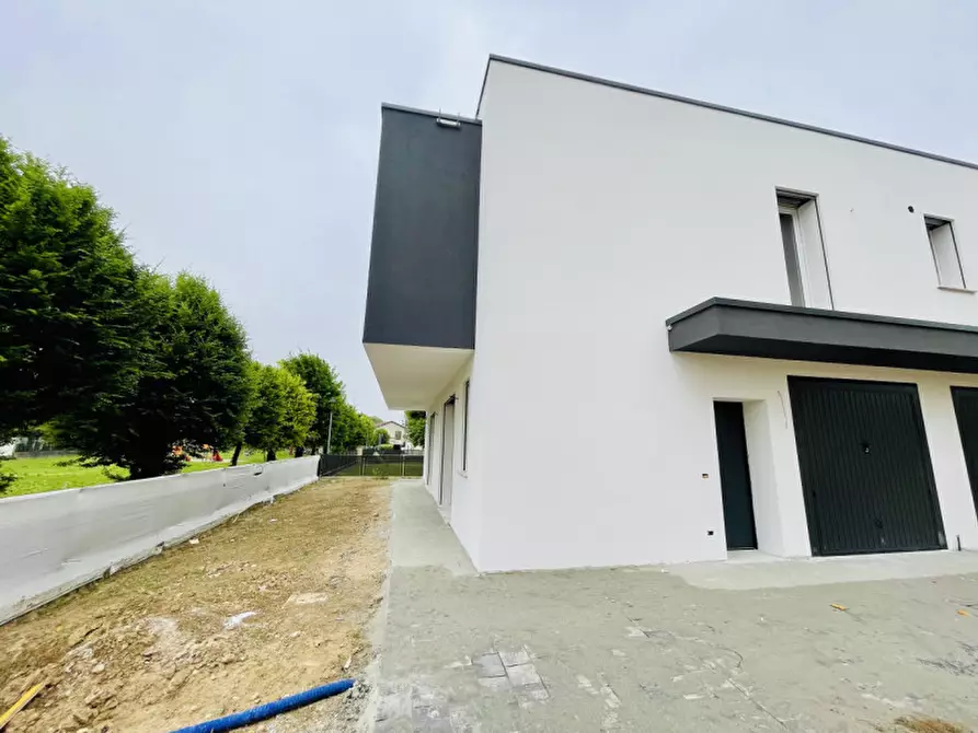 Immagine 2 di Casa trifamiliare in vendita  in Via Dalmazia a Curtarolo