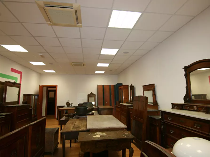 Immagine 1 di Attività commerciale in affitto  a Sinalunga