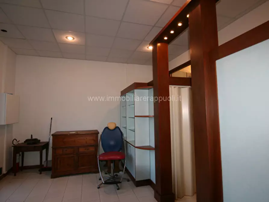 Immagine 10 di Attività commerciale in affitto  a Sinalunga