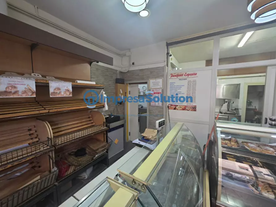 Immagine 4 di Attività commerciale in vendita  in Via Tribuni della Plebe a Napoli