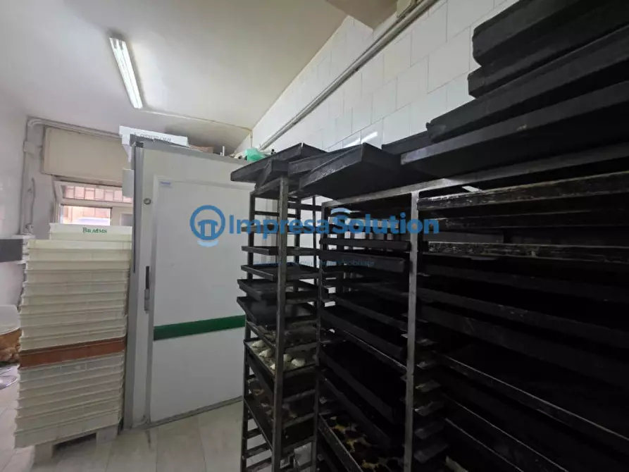 Immagine 12 di Attività commerciale in vendita  in Via Tribuni della Plebe a Napoli