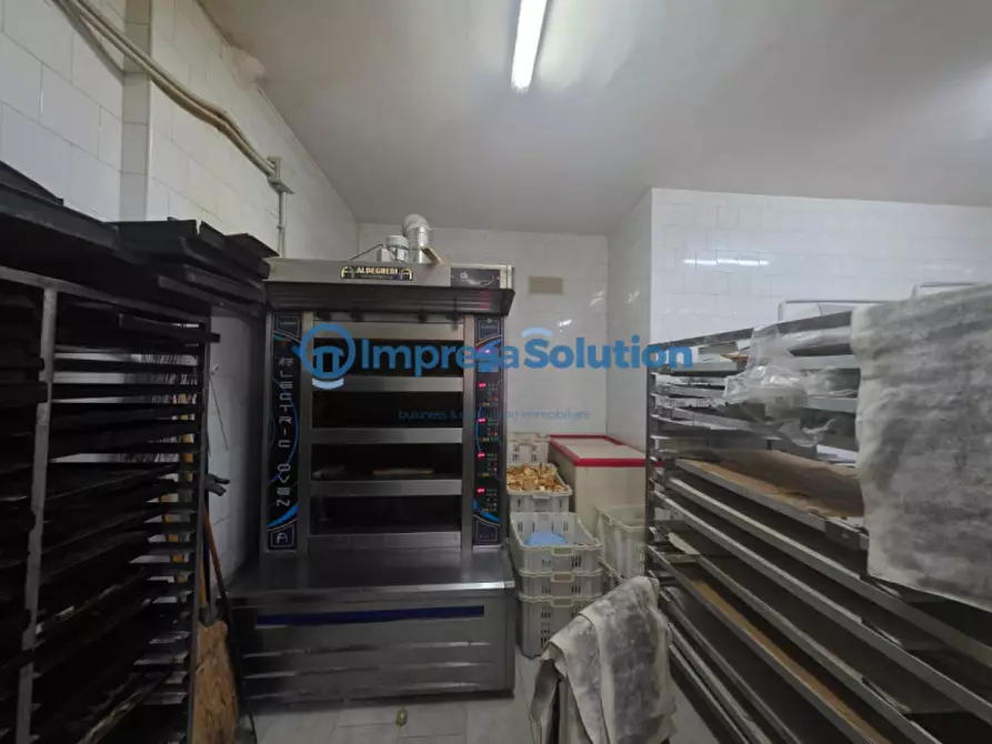 Immagine 13 di Attività commerciale in vendita  in Via Tribuni della Plebe a Napoli