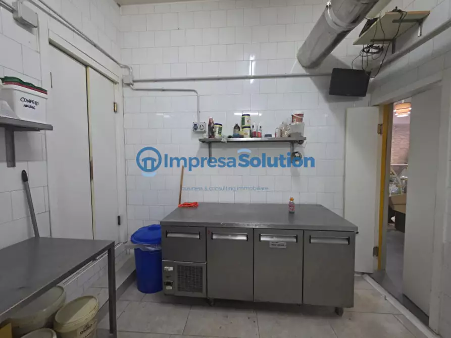 Immagine 15 di Attività commerciale in vendita  in Via Tribuni della Plebe a Napoli