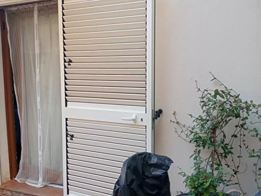 Immagine 11 di Appartamento in vendita  in Via Ugo Foscolo a Viareggio