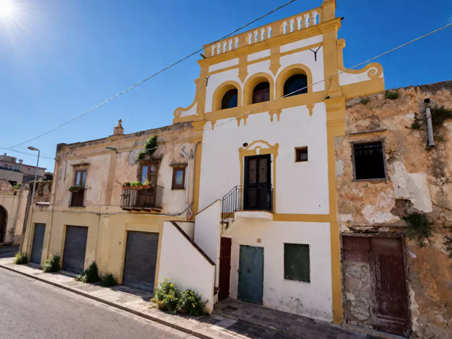 Immagine 3 di Casa indipendente in vendita  in Vicolo Chiazzese 8-10-18 a Palermo