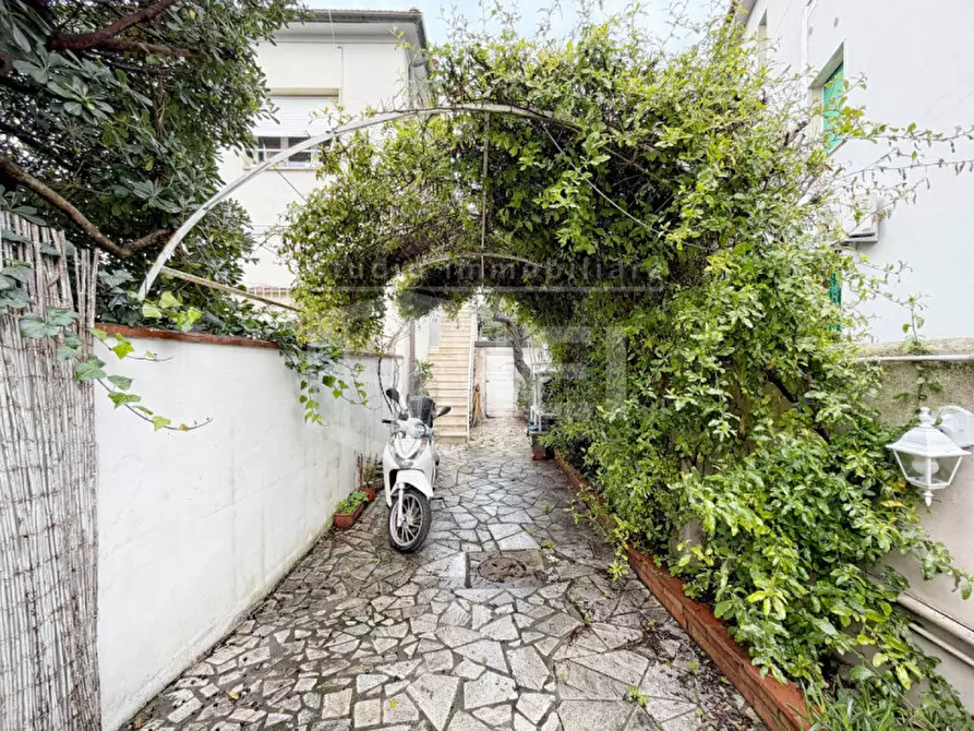 Immagine 43 di Appartamento in vendita  in Piazza Cappiello 7 a Livorno