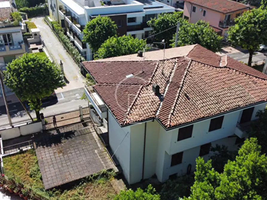 Immagine 3 di Palazzo in vendita  in Piazza Giuseppe Garibaldi a Desenzano Del Garda