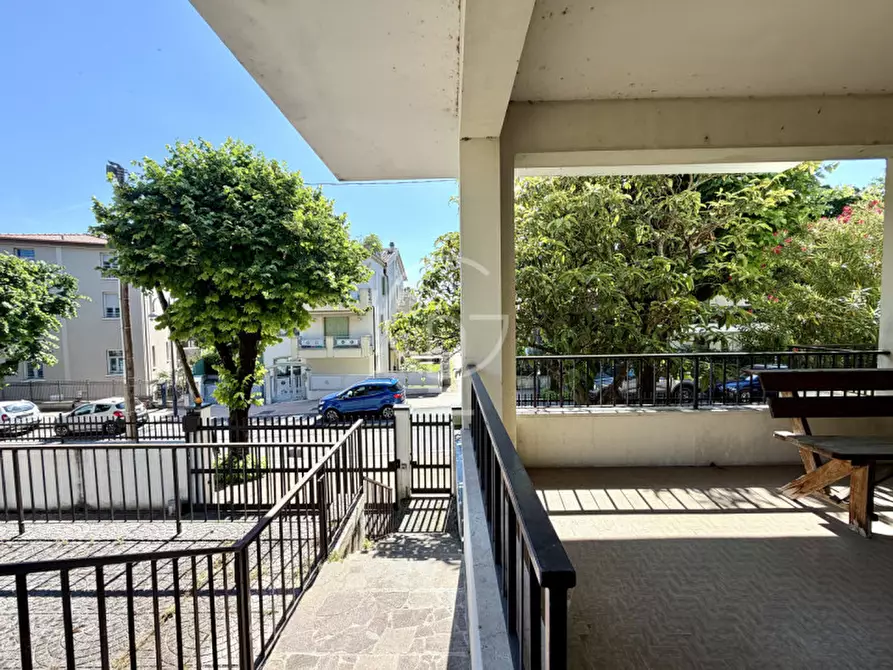 Immagine 7 di Palazzo in vendita  in Piazza Giuseppe Garibaldi a Desenzano Del Garda