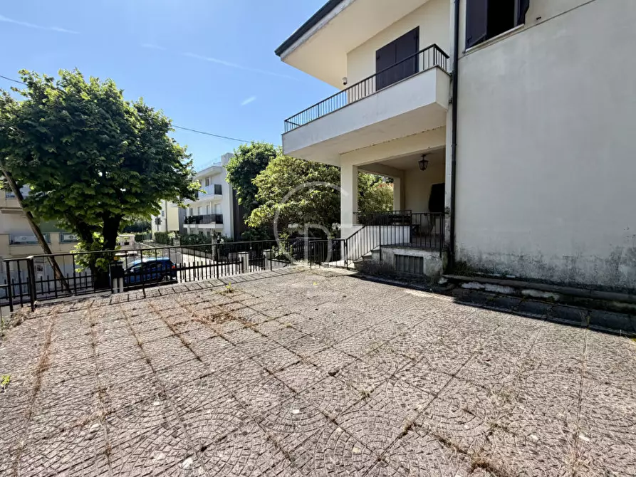 Immagine 9 di Palazzo in vendita  in Piazza Giuseppe Garibaldi a Desenzano Del Garda