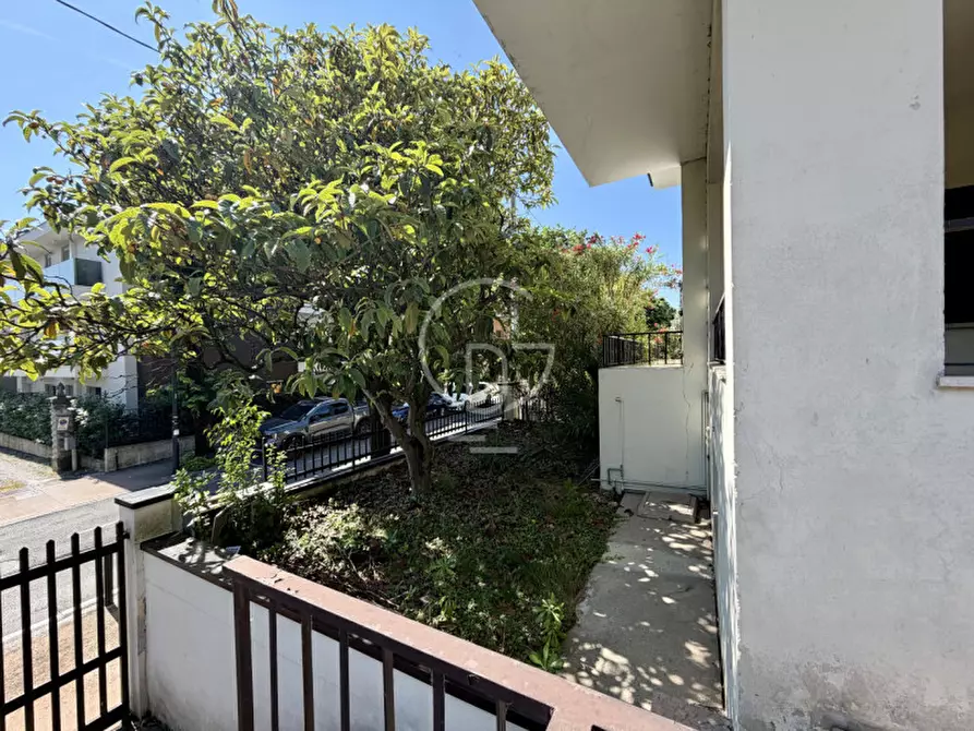 Immagine 11 di Palazzo in vendita  in Piazza Giuseppe Garibaldi a Desenzano Del Garda
