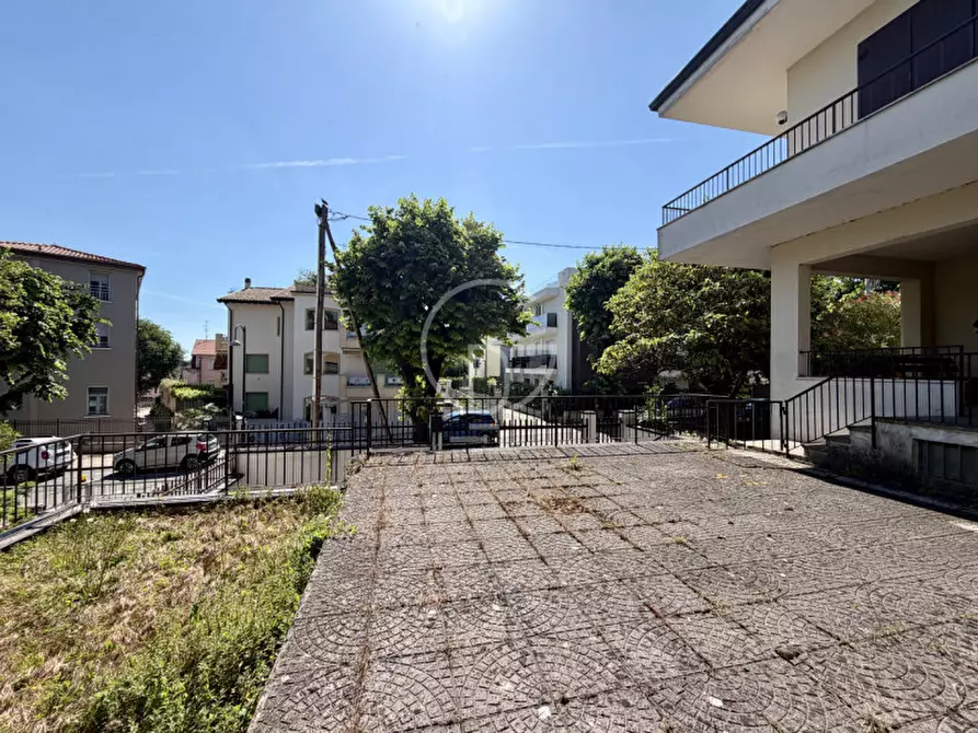 Immagine 12 di Palazzo in vendita  in Piazza Giuseppe Garibaldi a Desenzano Del Garda