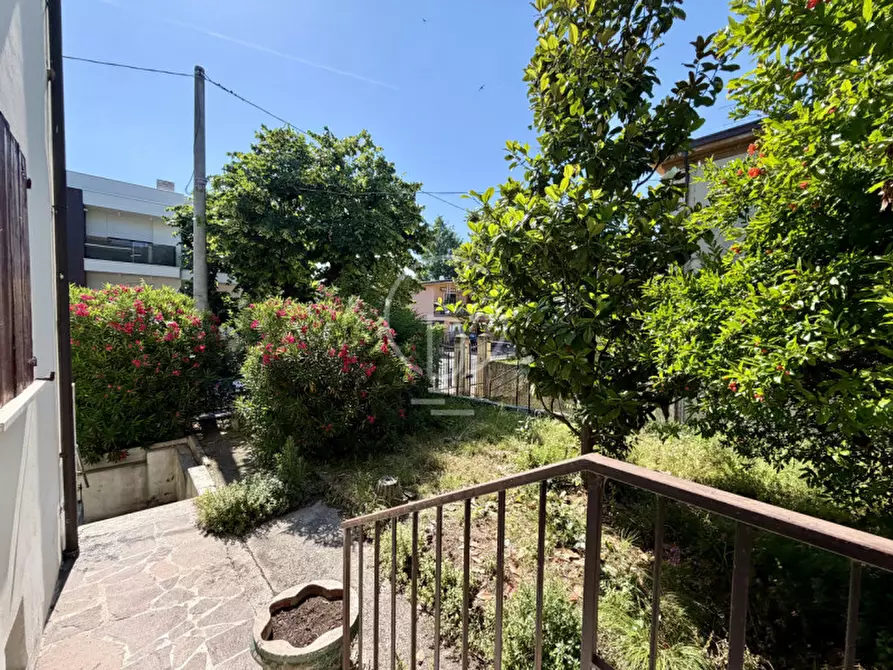 Immagine 13 di Palazzo in vendita  in Piazza Giuseppe Garibaldi a Desenzano Del Garda