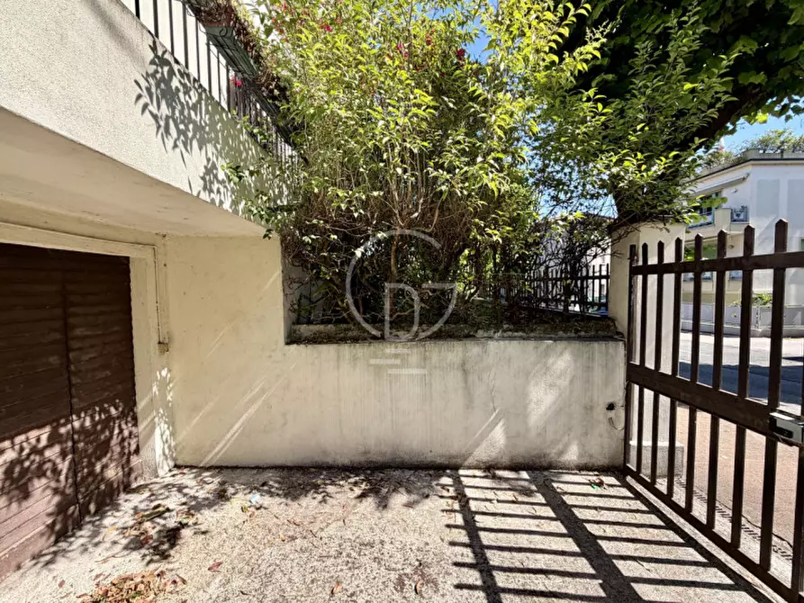 Immagine 17 di Palazzo in vendita  in Piazza Giuseppe Garibaldi a Desenzano Del Garda