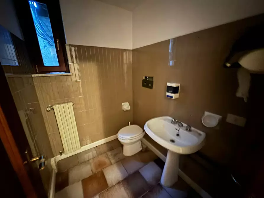 Immagine 11 di Ufficio in affitto  a Castel D'azzano