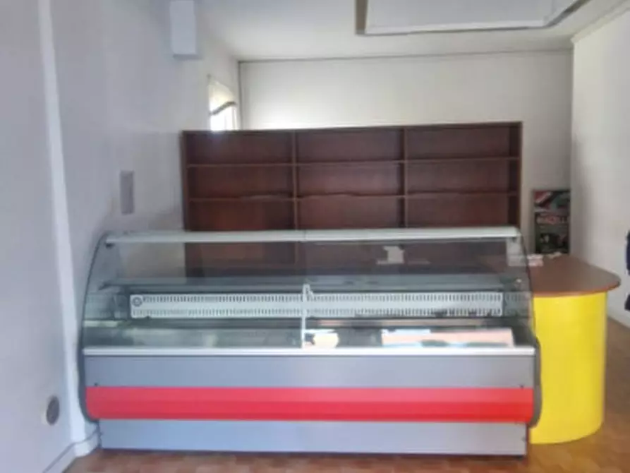 Immagine 1 di Negozio in affitto  in zona comune a Montesilvano