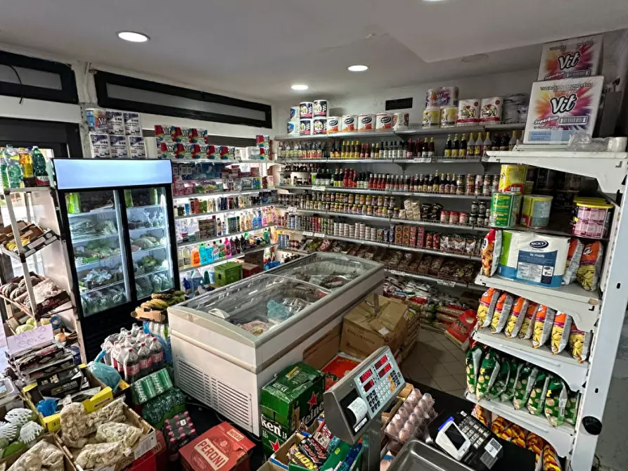 Immagine 1 di Negozio in vendita  in Piazza Monte Baldo a Roma