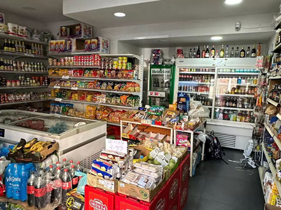 Immagine 2 di Negozio in vendita  in Piazza Monte Baldo a Roma