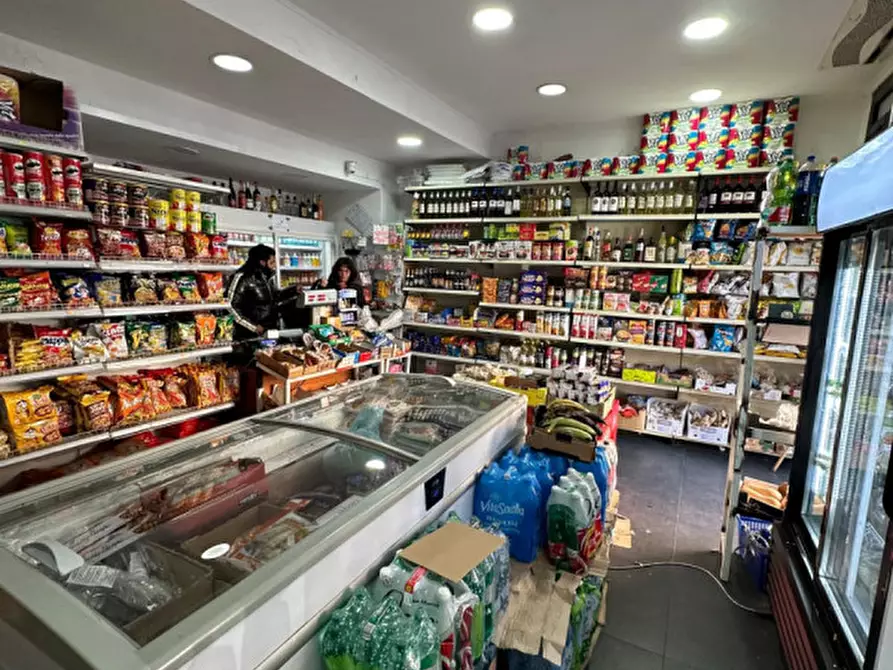 Immagine 3 di Negozio in vendita  in Piazza Monte Baldo a Roma