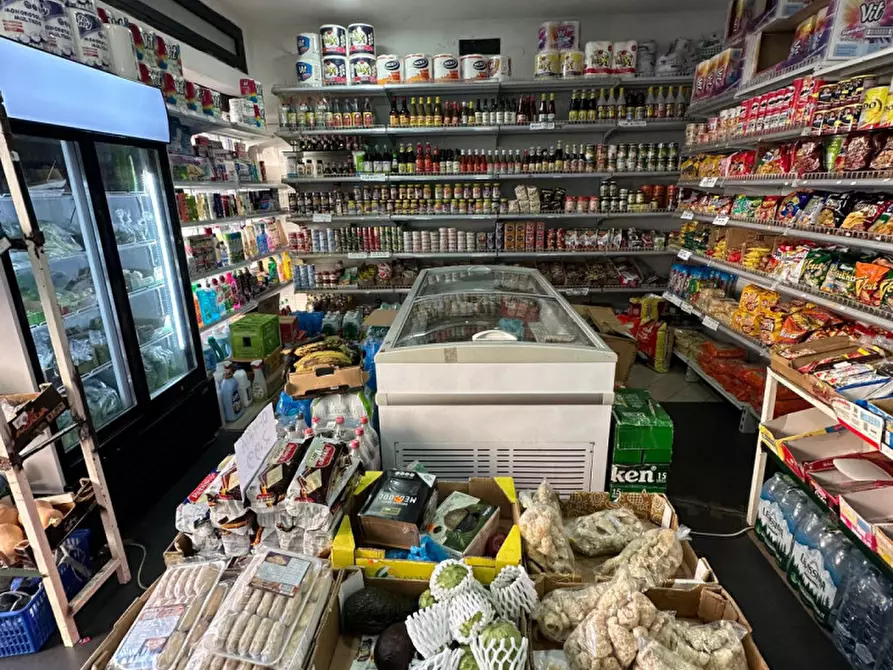 Immagine 4 di Negozio in vendita  in Piazza Monte Baldo a Roma