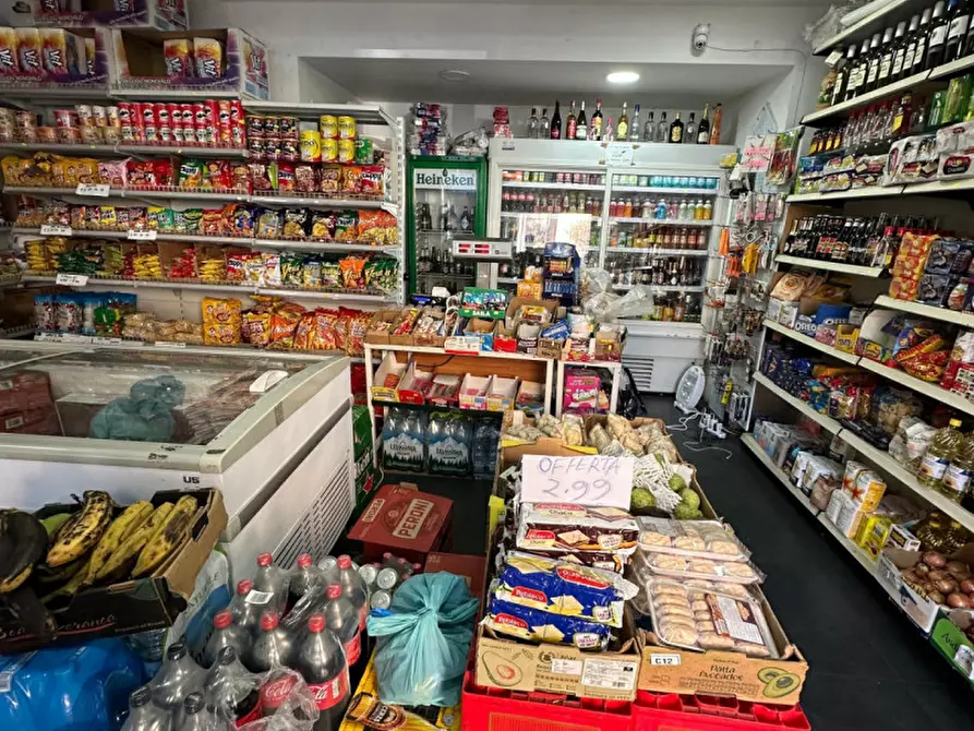 Immagine 6 di Negozio in vendita  in Piazza Monte Baldo a Roma