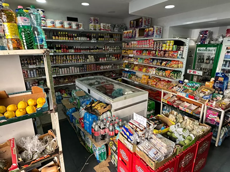 Immagine 7 di Negozio in vendita  in Piazza Monte Baldo a Roma