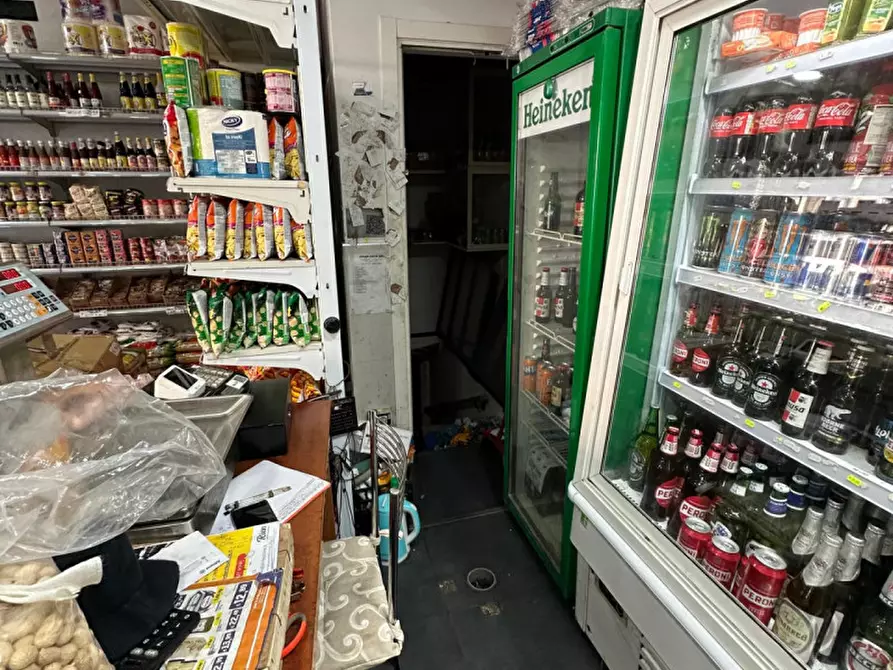 Immagine 7 di Negozio in vendita  in Piazza Monte Baldo a Roma